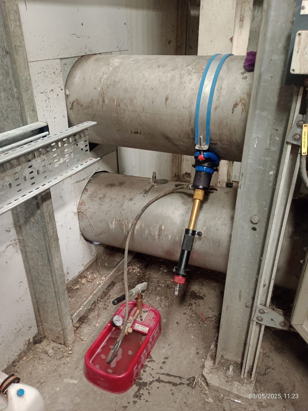 Small bore tapping for flow monitoring on stainless pipework
